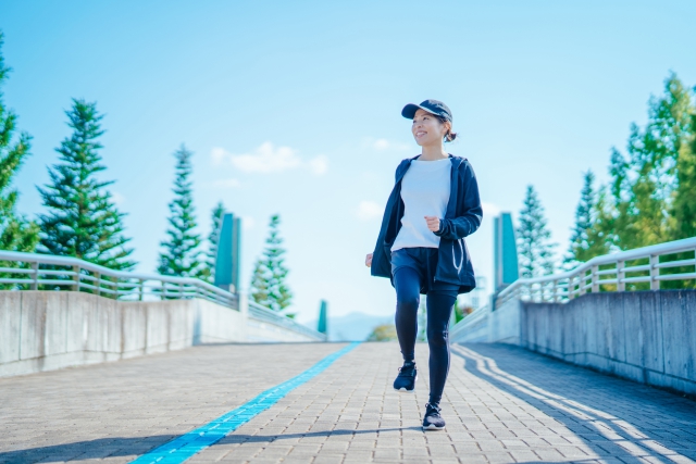 ウォーキングする女性
