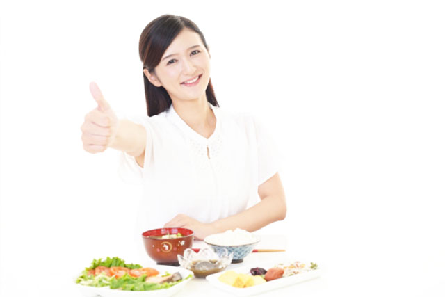 低GI値の食事を食べる女性