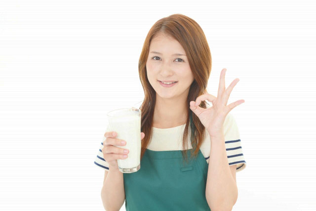 オーツミルクを飲む女性