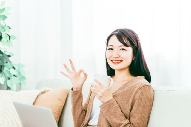 オーツミルクを飲む女性