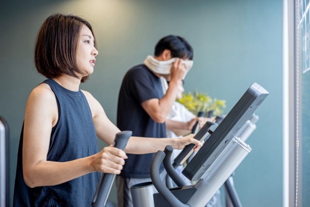 筋トレする女性