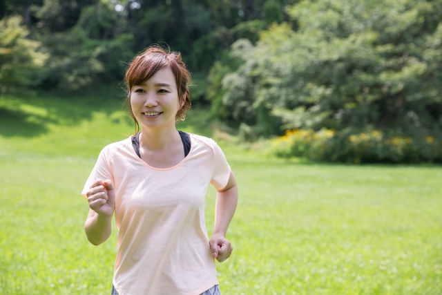 ランニングする女性