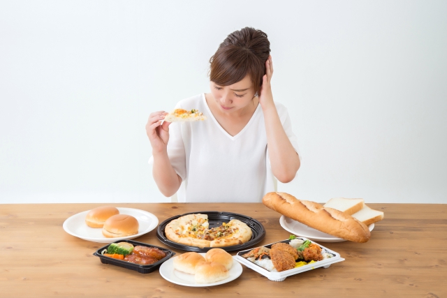 食事で悩む女性