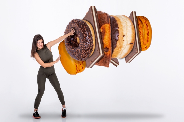 ダイエット中に食事で悩む女性