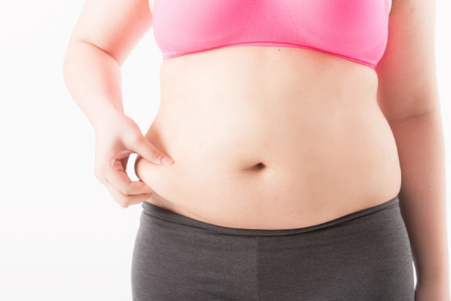 お腹が気になる女性