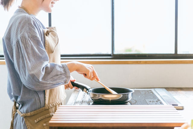 料理する女性