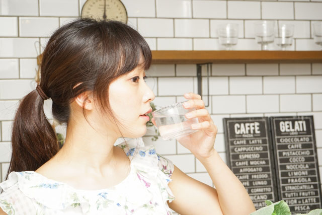 ファスティングダイエット中の女性