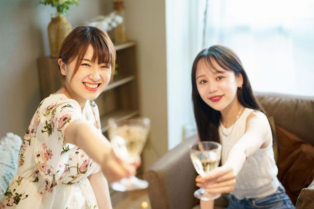 お酒を飲む女性