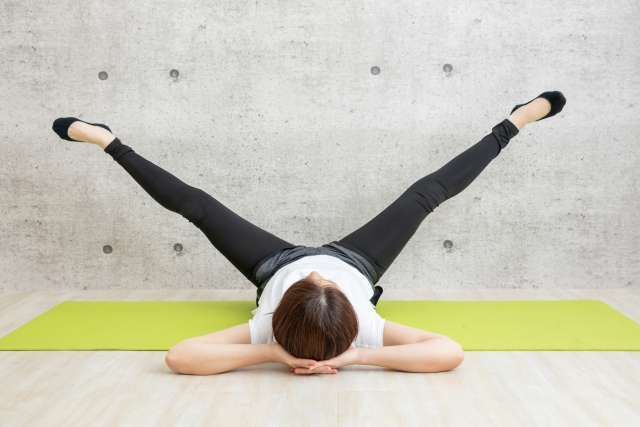 足パカする女性