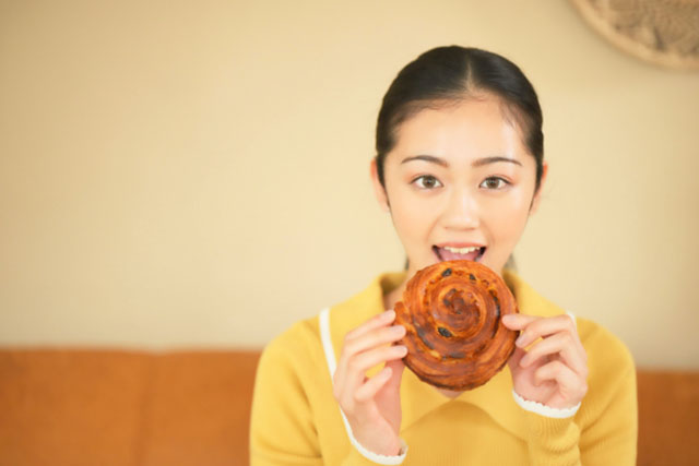糖質が多いおやつを食べる女性