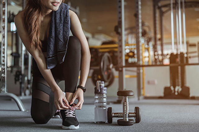 筋トレ中の女性