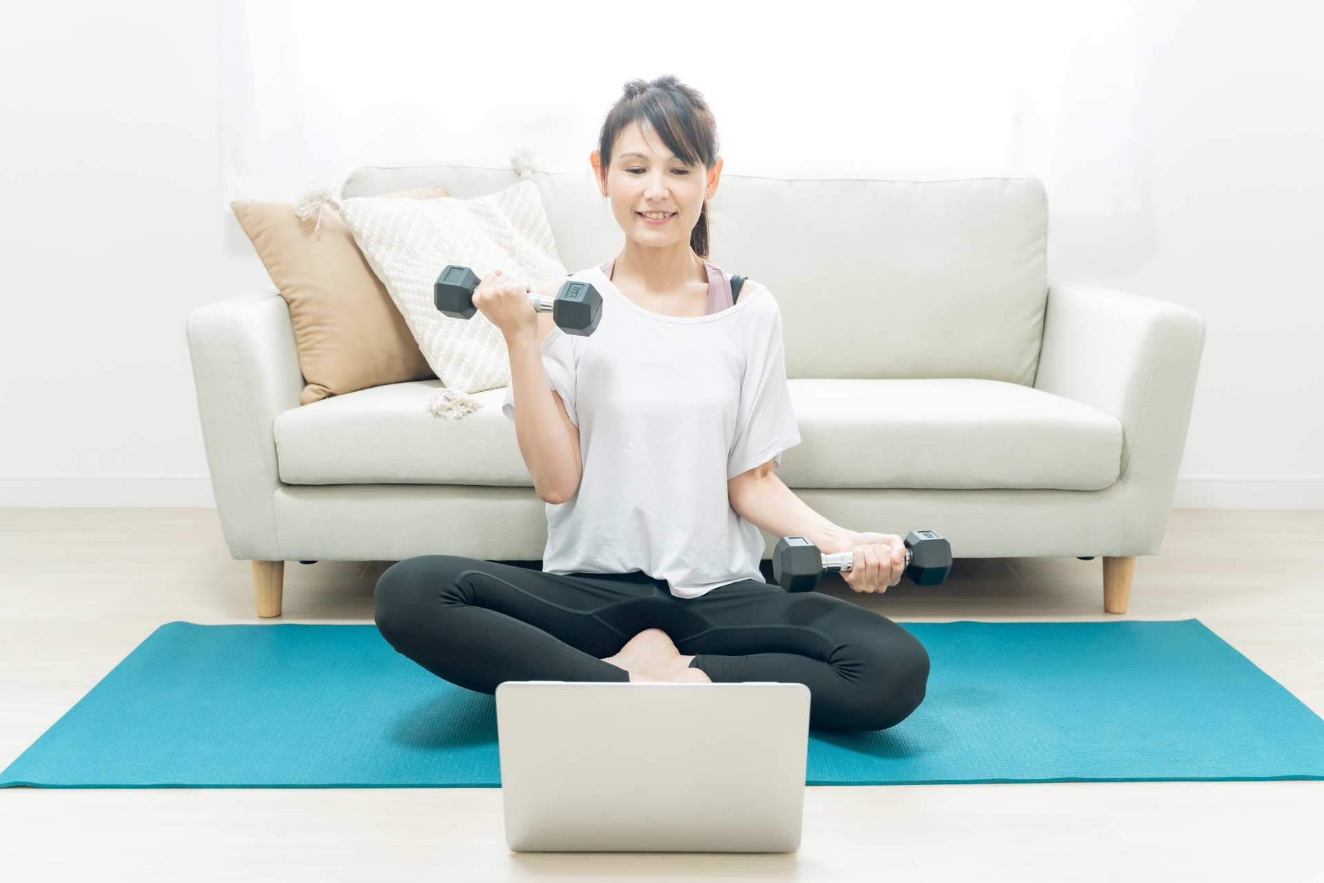 筋トレする女性