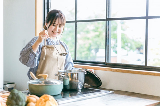 料理する女性