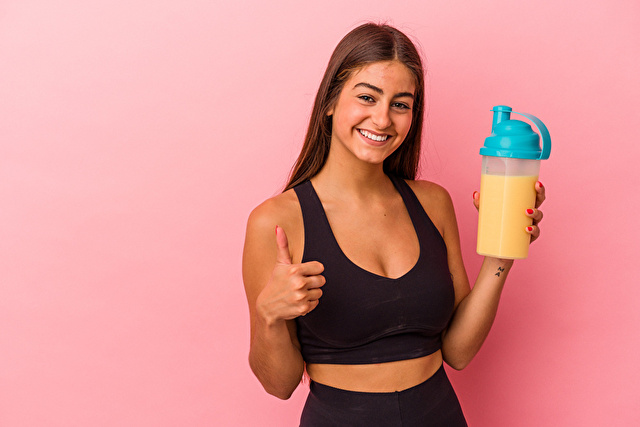 プロテインを持つ女性