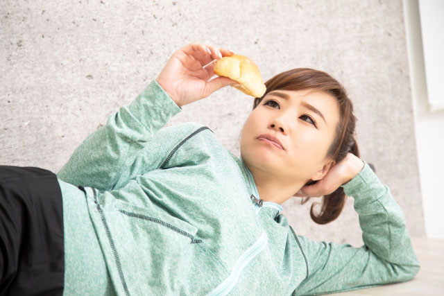 ダイエットに悩む女性