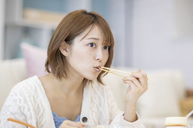 おでんを食べる女性