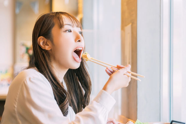 おでんを食べる女性