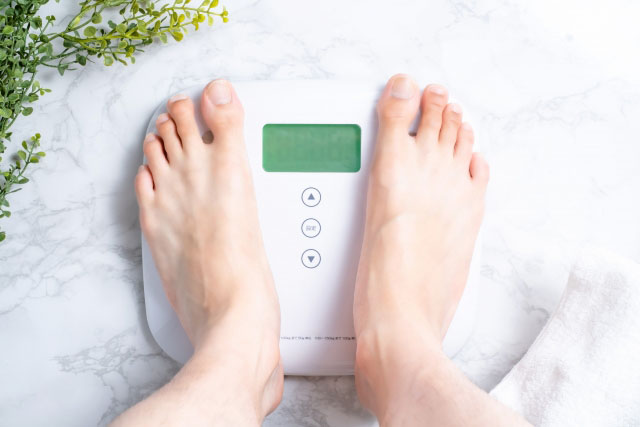 体重計に乗る女性