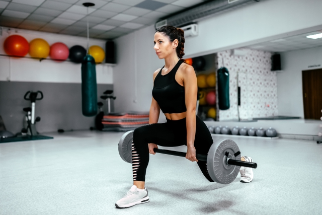 筋トレする女性