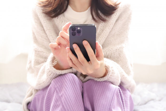 タイパを調べる女性