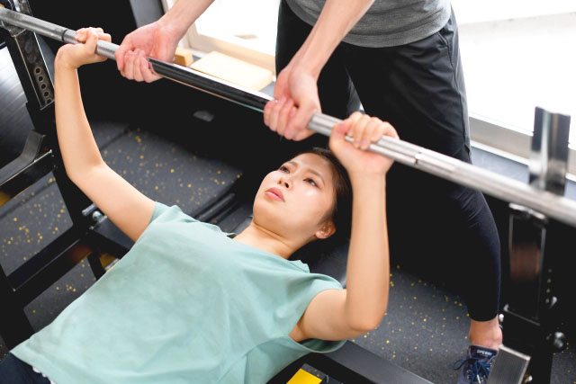 ダイエット中に筋トレする女性