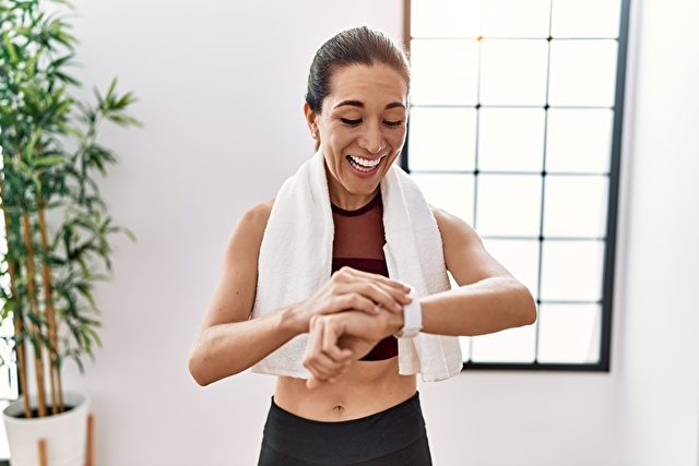 時計を見る女性