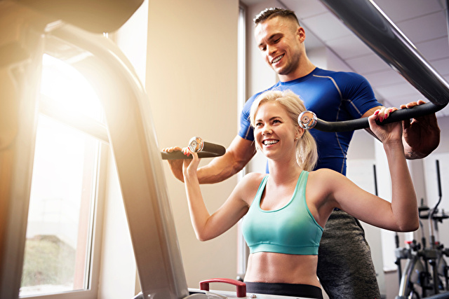 ジムで指導を受ける女性