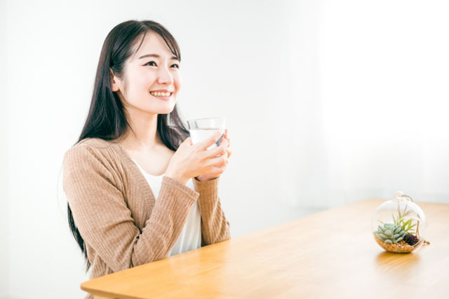 炭酸水を飲む女性