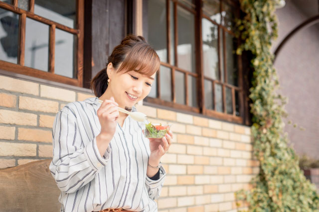 食事制限中に食事する女性