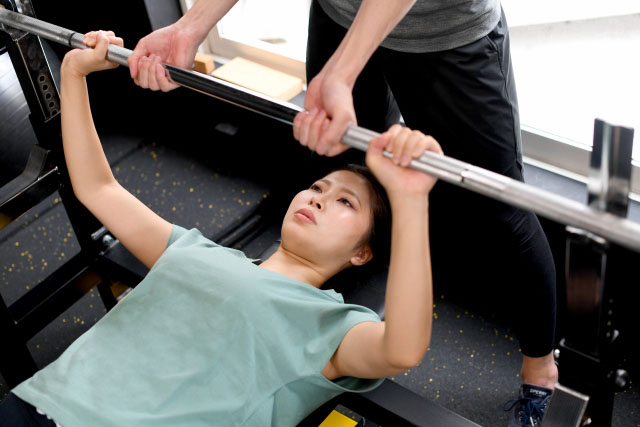 筋トレする女性