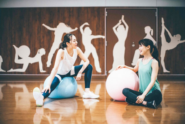 トレーニングする女性