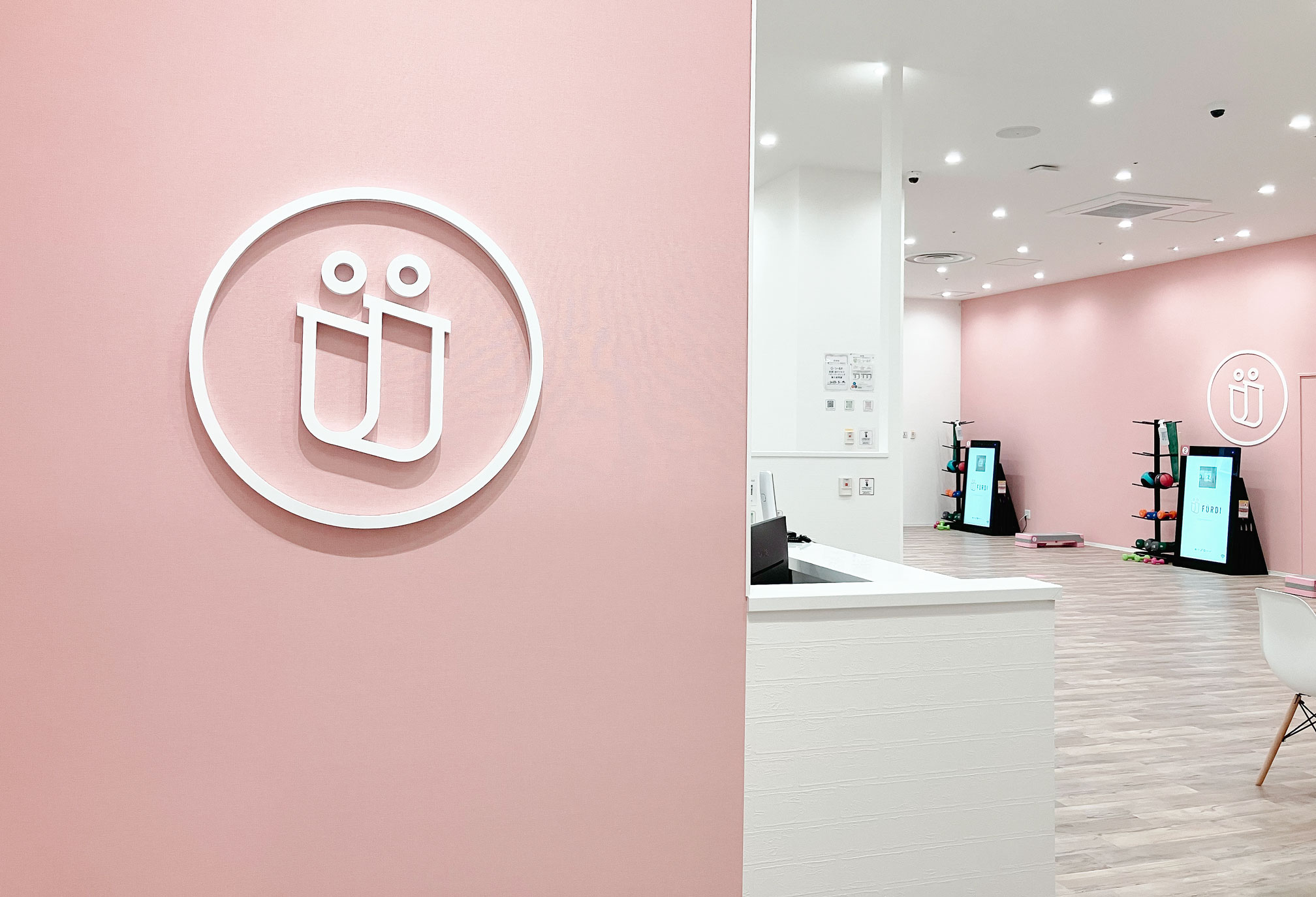 ファディー カラフルタウン岐阜の受付からのスタジオ