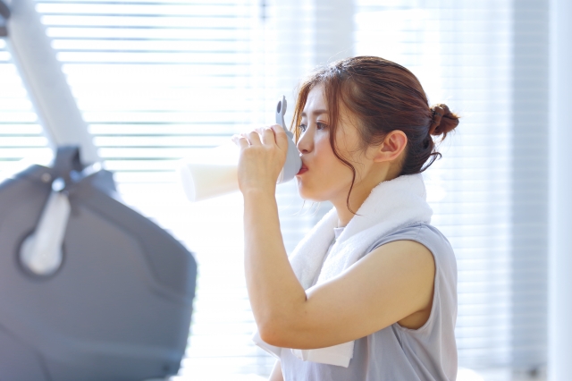 プロテインを飲む女性
