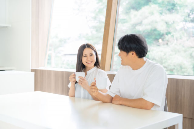 豆乳を飲む男女