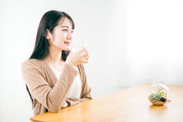 りんご酢ダイエットする女性