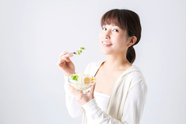 ゆで卵を食べる女性