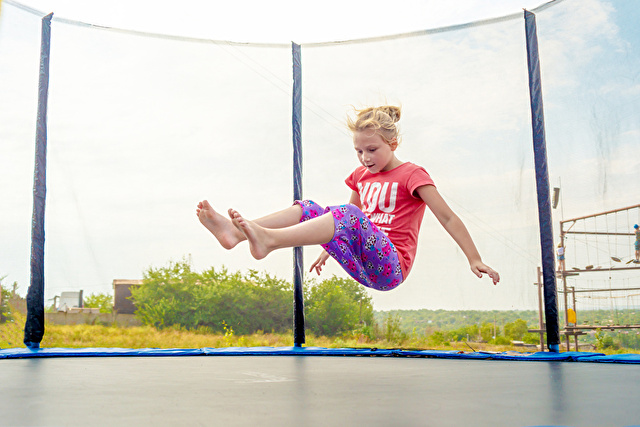 トランポリンをする女の子