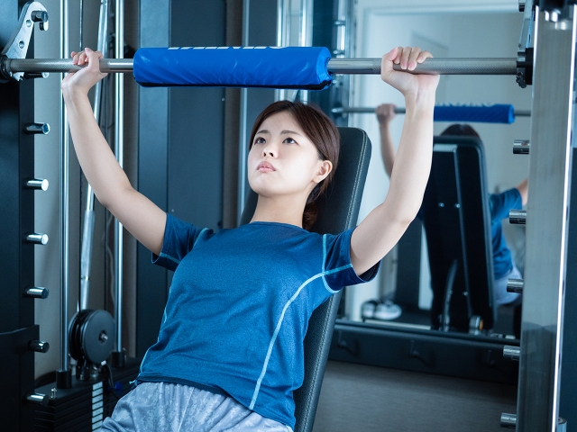 マシンで筋トレする女性