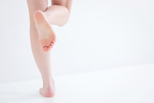片足立する女性