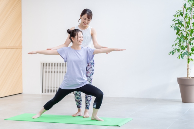 ジムで指導を受ける女性