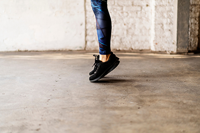 ふくらはぎを鍛える女性