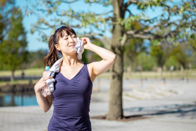汗を拭く女性
