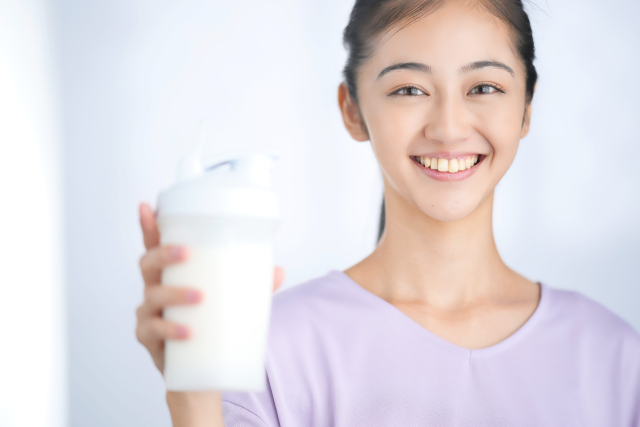 プロテインを持つ女性