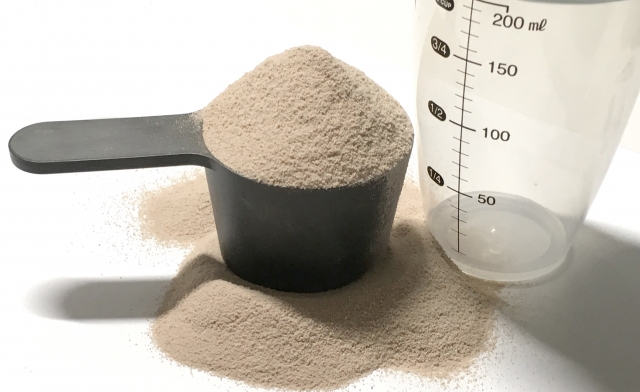 プロテインとシェイカー