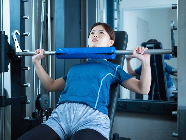 ベンチプレスをしている女性