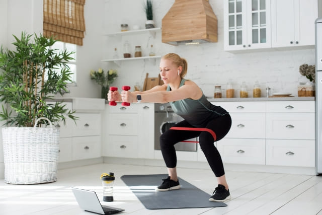スクワットをしている女性