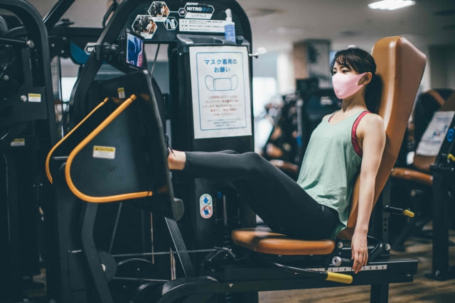 レッグプレスをしている女性