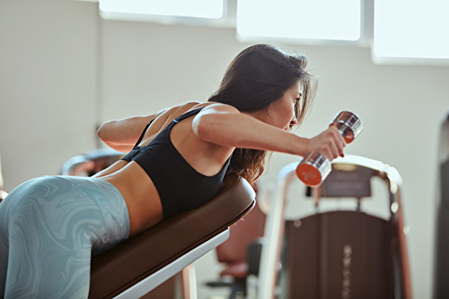 肩を鍛える女性