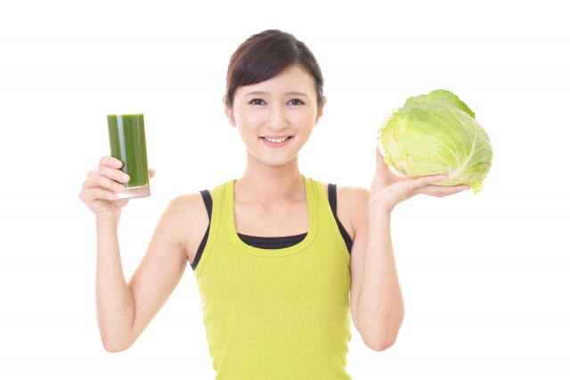 野菜ジュースダイエットする女性