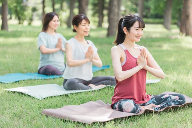 ヨガをしている女性